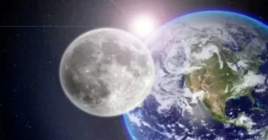 La superficie de la luna refleja la luz solar que recibe y por eso la percibimos con brillo, pero aunque a veces parezca brillar mucho (sobre todo durante la luna llena), realmente solo refleja entre un 3% y un 12% de la luz del sol.