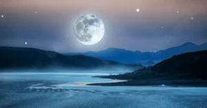 Un paseo nocturno de verano a la luz de la luna es una experiencia perfecta para disfrutar de la naturaleza y relajarse evitando el calor diurno. La luz plateada del satélite es ideal para senderos abiertos, permitiendo una caminata mágica y fresca. Para sacar el máximo provecho a tu salida, ten en cuenta el calendario de fases lunares.