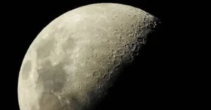 El terminador lunar es la línea móvil que separa el día y la noche en la Luna. Su "magia" radica en la iluminación rasante del Sol, que proyecta sombras larguísimas y revela una topografía llena de cráteres y montañas con un relieve espectacular que no se aprecia en otras fases.