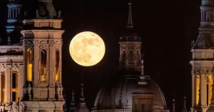 Superluna iluminando la Basilica del Pilar de Zaragoza