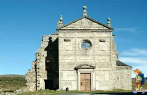 La imagen muestra el Convento de Santo Domingo y San Pablo antes de su restauración, en que  podemos ver que falta la cristalera del rosetón, y a través de este que, así mismo falta la techumbre.