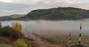 En las mañanas de otoño, invierno y primavera es frecuente ver una ligera niebla de poco espesor y a ras de suelo que se disuelve en algunos minutos. Se trata de las nieblas de radiación, que se producen porque el suelo se ha enfriado durante la noche, ha perdido temperatura por radiación, y el rocío, incluso la helada, cubre el suelo. El aire que está justo encima está cerca del punto de saturación y a primera hora, cuando el sol eleva ligeramente la temperatura comienza a evaporar el agua presente en el suelo, formando esa ligera niebla. Son típicas de los valles y del fondo de las llanuras del interior.