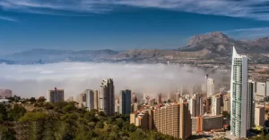 La niebla marina es un tipo de niebla de advección que se forma cuando aire cálido y húmedo se mueve sobre agua fría. El vapor de agua se condensa al enfriarse al contacto con el agua, creando pequeñas gotas de agua que reducen la visibilidad. Este fenómeno puede afectar tanto al mar, como a las zonas costeras y los valles interiores, siendo peligroso para la navegación y la conducción.  