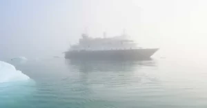 El océano Ártico se está haciendo más brumoso a medida que desaparece el hielo, lo que reduce la visibilidad y provoca costosos retrasos ya que los barcos bajan su velocidad para evitar colisiones.