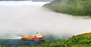 El lugar con más nieblas y brumas del mundo se da en los Grandes Bancos de la isla de Terranova, Canadá. La niebla es frecuente allí, ya que los Grandes Bancos son el lugar de reunión de la corriente fría de Labrador desde el norte y la corriente del Golfo mucho más cálida desde el sur.