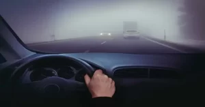 Conducir con niebla en la carretera puede llegar a ser una experiencia muy peligrosa. La visibilidad reducida y las condiciones cambiantes requieren mucha atención y técnicas especiales de conducción.