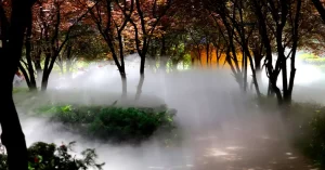 El sistema 'bosque de niebla' es una forma natural de promover el movimiento del agua a alta presión para generar iones negativos y formar una niebla de agua blanca que se parece a una niebla natural, al igual que un 'bosque de niebla'. El 'bosque de niebla' artificial tiene el buen efecto de aliviar el calor y reducir la temperatura en un caluroso verano.