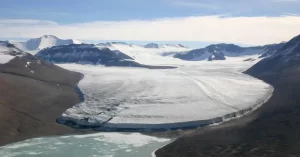 Los Valles Secos en la Antartida tienen un nivel de humedad extremadamente bajo, por lo que no nieva en ellos (aunque el frío sea extremo). En la imagen uno de los valles secos de McMurdo.