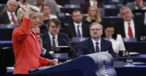 Las inversiones en centrales nucleares y plantas de gas formarán parte del nuevo catálogo de energías verdes de la Unión Europea. El pleno de la Eurocámara ha avalado hoy en Estrasburgo, por apenas 50 votos de diferencia, la propuesta presentada en febrero por el ejecutivo comunitario que apuesta por reconocer como respetuosas con el clima las inversiones en centrales nucleares y plantas de gas de forma temporal, como tecnologías de transición para facilitar la transición energética.