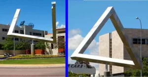 En la ciudad de Perth (Australia), se instaló en 1997, una escultura de 13,5 metros de aluminio que representa el triángulo imposible de Penrose. A pesar de que existen más estatuas de este tipo, ninguna iguala en tamaño a esta de Perth. Si vamos girando sobre la escultura, la vemos como está construida (izquierda) hasta  hasta tener la ilusión óptica del triángulo de Penrose (derecha).