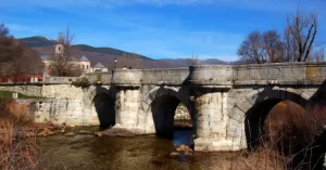 El 'Puente del Perdón', sobre el río Lozoya, justo frente al Real Monasterio de Santa María de El Paular, y que servía a los monjes del monasterio como  vía de acceso hacia el Molino de papel de Los Batanes, una de las principales industrias que explotaban los monjes cartujos de Santa María de El Paular. Como anécdota, de este molino salió el papel con el que se imprimió la primera parte de Don Quijote de La Mancha, publicada en Madrid en 1605.