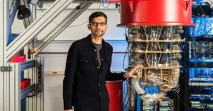 El CEO de Google, Sunar Pichai, con la computadora cuántica de la compañía.