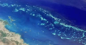 La Gran Barrera de Coral, puede fácilmente verse desde el espacio. Desde la Estación Espacial Internacional, situada a más de 360 kilómetros, es uno de los elementos terrestres más reconocibles de nuestro planeta