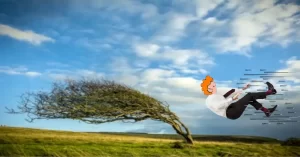 El árbol volverá a su estado habitual cuando cese la fuerza del viento que lo mantiene inclinado.