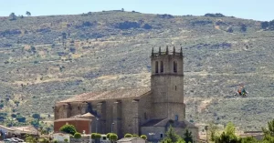 La iglesia de la Asunción de Nuestra Señora, es una impresionante muestra de la arquitectura gótica española. Construida entre los siglos XV y XVI, de gran tamaño, es una clara muestra de lo que era una iglesia-fortaleza de la época, principalmente en el ábside debido a la presencia de cubos medio almenados. Desde un punto de vista arquitectónico, en su exterior destacan los poderosos contrafuertes y, en su interior, el techado en bóvedas de crucería. Erigida en el punto más alto del centro urbano, es el mayor tesoro patrimonial de Robledo de Chavela. Se cree que la iglesia fue levantada sobre los restos de un templo románico anterior. En la última restauración, realizada en el año 2013, aparecieron bajo la cal de la bóveda una extrañísima e insólita serie de pinturas que representan varias decenas de dragones de gran tamaño. Los dragones se hallaban ocultos bajo una capa de cal extendida, presumiblemente, en siglo XVIII para combatir una epidemia de peste.