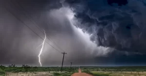 La existencia de una tormenta eléctrica requiere un tipo particular de nubes, aquellas conocidas como cumulonimbos (las nubes grises y muy oscuras que vemos cuando se acerca una tormenta), que son nubes de gran desarrollo vertical (mientras su base, la que vemos, está a solo unos 2 kilómetros de altura, su cima puede alcanzar los 20 kilómetros de altura).