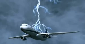 Un rayo cae sobre un avión un avión repleto de personas, con combustible (inflamable) y múltiples sistemas electrónicos en su interior. Todos los ingredientes para acabar en una tragedia. Afortunadamente, el avión ante la caida de un rayo se comporta como una 'Jaula de Faraday' (ver al final del tema) y no resulta afectado en lo más mínimo.