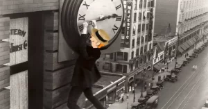 LouisyLloyd procediendo a cambiar la hora en un reloj para cumplir con el cambio de hora. Entonces no había 'mando a distancia' (he usado un fotograma de la película 'El hombre mosca - Safety Last' de Harold Lloyd).