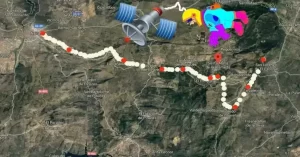 En esta imagen vía satelite (gracias a Papa Google) podemos ver el tramo entre San Lorenzo de El Escorial y Ávila. Desde San Lorenzo de El Escorial la vía se dirige hacia el sur buscando atravesar la sierra, hasta Robledo de Chavela. Después tira hacia el norte hasta Santa María de la Alameda desde dónde, comienza un intricado trayecto que con rumbo Oeste la lleva hasta Ávila.