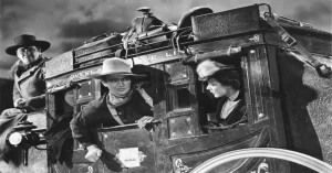 'La Diligencia' (Stagecoach), fue la primera película del género 'western' sonora dirigida por John Ford. Protagonizada por Claire Trevor (después conocida como la "Reina del Cine Negro") y por John Wayne (en su primer papel importante)