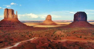 Monument Valley, frontera entre los estados de Arizona y Utah y, parque tribal de la nación de los indios Navajo, que era atravesado por La Diligencia