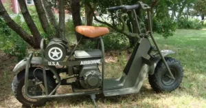 El Cushman Auto Glide 53 de 1.942 fue un escúter para las tropas aerotransportadas de la II Guerra Mundial. El robusto y simple modelo 53 fue diseñado para viajar sobre 30 cm. de agua, subir pendientes del 25 por ciento y tenía una autonomía de aproximadamente 160 kilómetros.