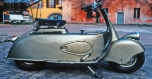 El MP5, el primer prototipo del futuro scooter, estuvo listo en 1945 y fue conocido popularmente por la gente de Piaggio como “Paperino”, el nombre italiano del Pato Donald. 