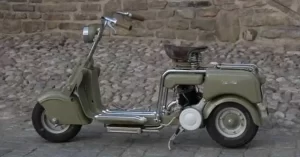 La primera Lambretta, la Lambretta 125M (M de motoescúter) producida por Ferdinando Innocenti en 1.947 y, que también tuvo gran peso en la historia del escúter.