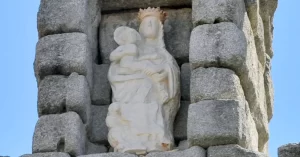 La Virgen de la Cabeza fue colocada en la hornacina que mira a la plaza del Arzoguejo, en 1520, es decir, hace más de quinientos años. Dado su estado después de aguantar las inclemencia climatológicas, en junio de 2019, se desmontó esta talla original, se restauró (ya había caido un fragmento) y actualmente se encuentra en el Centro de Interpretación del Acueducto, de la Casa de la Moneda. En su lugar se ha colocado una réplica elaborada en resina y polvo de mármol blanco, de mucho menor peso que la original.