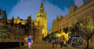 Fotografía: La Giralda es el nombre que recibe la torre campanario de la catedral de Sevilla.