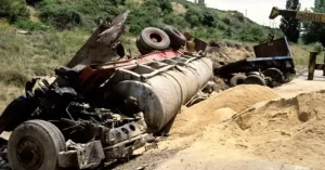 En la imagen se muestra el estado en que quedó el camión como consecuencia del accidente.