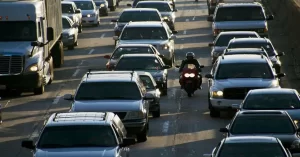 Cuando regresaba a la ciudad, me encontré en medio de un tráfico muy denso y de alta velocidad en la autopista.