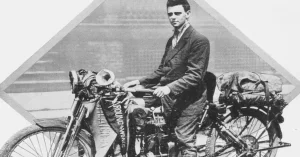 En la imagen vemos a Carl vistiendo un traje, con camisa blanca y corbata, pero, ¿ era esta la vestimenta usada en el viaje, teniendo en cuenta que este entonces discurría por caminos o campo a través? Por otra parte su limitado equipaje no le permitía llevarlo con el fin de fotografiarse.