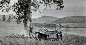 Al principio eran dos, Carl Stearns y Walter Storey, pero Storey tuvo que abandonar al destruirse su moto y, ante la imposibilidad de realizar el viaje ambos a lomos de una, Carl se adentró en África en solitario.