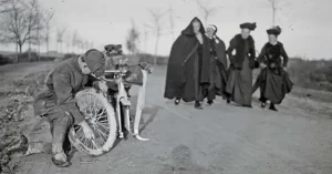 Los pinchazos estaban a la orden del día. El viaje alrededor del mundo dejo una estadística de 26 pinchazos, los cuales Carl tuvo que reparar e hinchar la rueda después, ¡a mano claro!