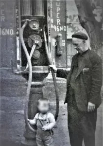 Primer surtidor de gasolina instalado en España en el año 1934, en la localidad de Órgiva (Granada)