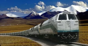 El ferrocarril Qinghai–Tíbet alcanza los 5.072 metros, lo que convierte a esta línea de ferrocarril en la más alta del mundo.