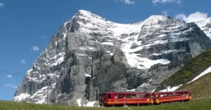 El Ferrocarril Jungfraubahnen deplazádose por un túnel que atraviesa los montes de Eiger y el Mönch, nos lleva a la estación de tren a mayor altitud de Europa a 3.454 metros. Este ferrocarril salva un desnivel de casi 1.400 metros y traza curvas imposibles a través de la roca maciza y del hielo.