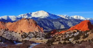 El pico Pikes es un pico en la cordillera Front, en el centro del estado de Colorado y en la parte oriental de las Montañas Rocosas (EE.UU). Con una altitud de 4.303 metros. Es uno de los picos más icónicos de los Estados Unidos.