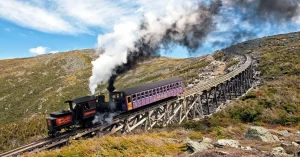 El tren de cremallera a Monte Washington, también conocido como The Cog, es el primer tren de cremallera para escalar montañas del mundo. Este ferrocarril lleva a los turistas a la cima del monte Washington en New Hampshire (Estados Unidos).