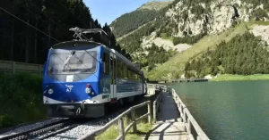 Este ferrocarril de cremallera es la única vía de acceso al santuario y la estación de esquí, aparte del camino de montaña.