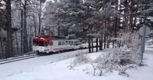 El ferrocarril del puerto de Los Cotos se construyó con el ánimo de acercar a los grupos de excursionistas y amantes de la sierra a las cumbres del Guadarrama, así como a los esquiador pioneros a la estación de esquí del puerto de Navacerrada.