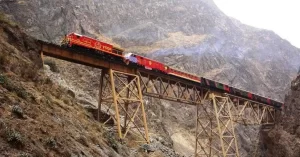 El Ferrocarril Central Andino, arrastrado por dos locomotoras General Electric C30-7, atraviesa el viaducto de Verrugas.
