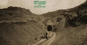 El túnel Galera fue construido a fines del siglo XIX (1890), y tiene una longitud de 1.,177 metros, por lo que es el segundo túnel más largo de dicha vía, después del túnel de Balta (1.375 metros. En la misma línea). En su interior la ferrovía alcanza su punto más alto (4.782 metros), lo que lo convierte en el túnel de mayor altitud en el mundo.