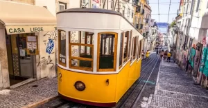 El Elevador de Bica es un peculiar tren funicular de aspecto tranviario que fue inaugurado en 1892. Su recorrido es de solo 200 metros por una calle estrecha, la Rua da Bica, un recorrido corto pero lleno de encanto.