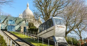 El Funicular de Montmartre es una especie de tranvía que comunica la parte baja del barrio de Montmartre con su parte alta, donde se encuentra la Basílica del Sagrado Corazón y la Plaza du Tertre. Se inauguró en 1900 y ha sido reconstruido y remodelado en varias ocasiones.