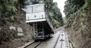 Este funicular se caracteriza por utilizar vehículos con plataforma horizontal para los pasajeros, no compartimentada a distintos niveles, ya que estaba pensado para el transporte de camiones con su carga.