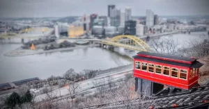 El Duquesne Incline fue rescatado y restaurado por un grupo de residentes locales en 1963 y aún deleita a los residentes y visitantes con sus originales y elegantes coches de madera. Ahora se puede visitar el interior del funicular y observar la maquinaria mientras está en operación.