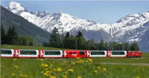 El Glacier Express, pertenece al grupo de trenes en los cuales el verdadero encanto está en el propio recorrido del viaje, como pueden ser el Orient Express, el Transiberiano, etc. No es tanto un medio de transporte sino una atracción en si mismo, por ese motivo se le llama el expreso más lento del mundo.