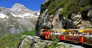 El Tren de Artouste es una línea de vía estrecha que soporta un convoy diseñado para ver y oler de manera panorámica las bellezas naturales de la cordillera pirenaica francesa a lo largo de un recorrido de diez kilómetros: la monumentalidad de Pic du Midi y los vertiginosos cañones que ha formado el cauce del río Soussouéu. Al final espera el embalse de Artouste.